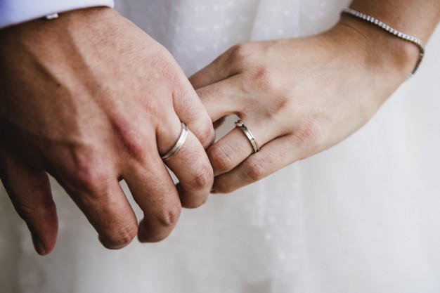 Are there any advantages of DATING someone who is MARRIED?