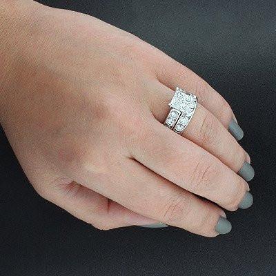 Girls, would you be satisfied with a small modest wedding ring or is it important that you have a big expensive one?