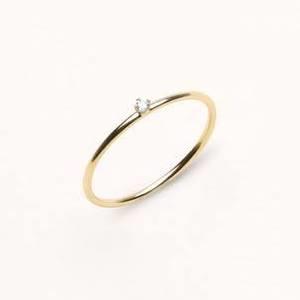 Girls, would you be satisfied with a small modest wedding ring or is it important that you have a big expensive one?