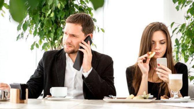 Guy was mad at me because I had my phone out on a date even though I feel I had a good reason. Was I wrong?
