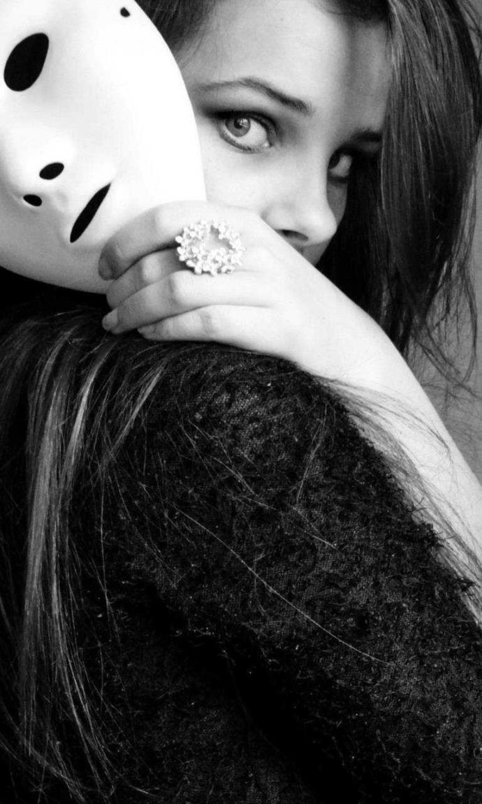 What do guys actually think of mysterious girls?