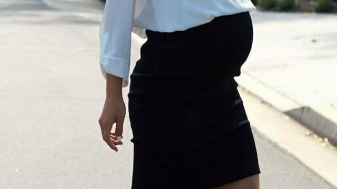 Which women's maternity business outfit looks the best?