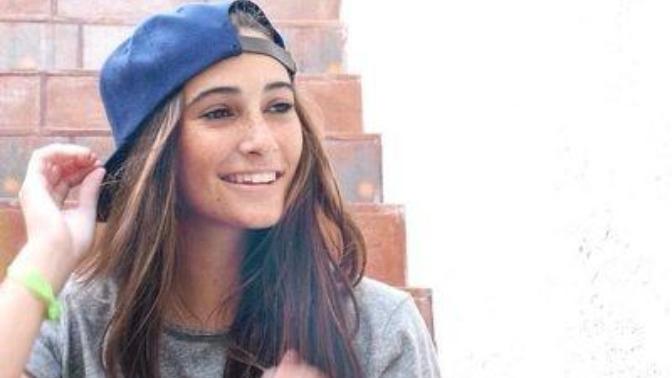 Does a backwards ball cap look good on a girl?