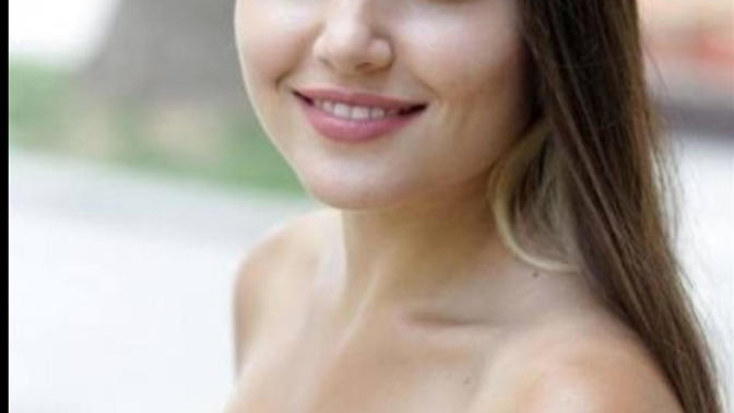 Who is prettier? Hande Ercel or Selena Gomez?