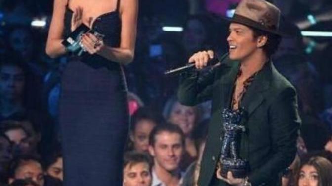 Height vs talent. What do women prefer in men?