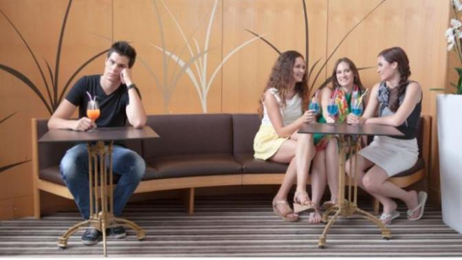 Where do women prefer to meet men?