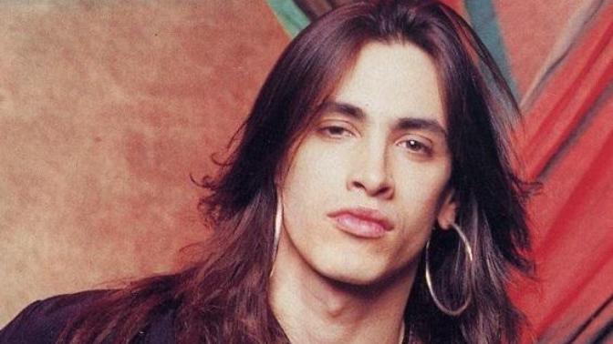 Is it oké for a man to wear big hoop earrings, like girls do?