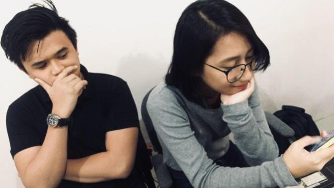 Is it ok for your girlfriend to have active friendships with her ex's?