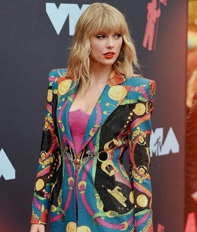 Taylor Swift or Ariana Grande, who is more beautiful and sexy?