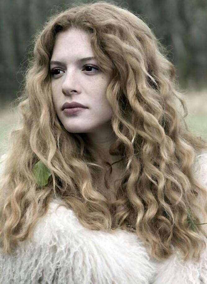 Was Victoria from twilight a red head or a blonde?