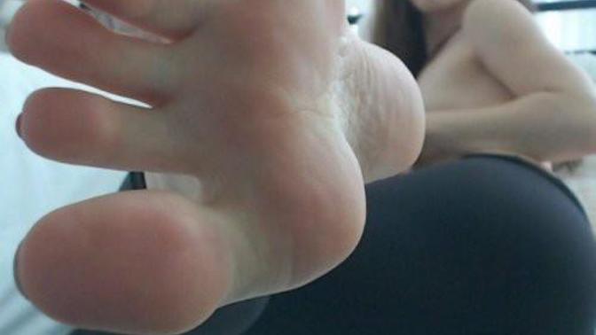 Guys only would u date a girl with hands n feet bigger than yours?