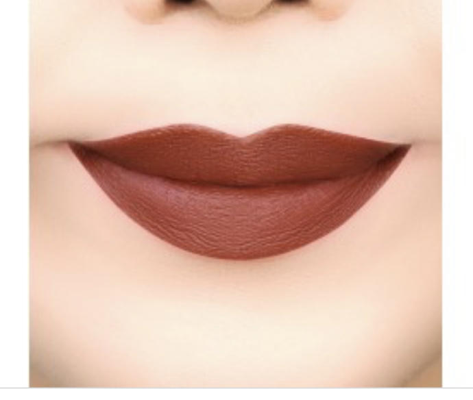 Which lipstick shade is most attractive on a woman?