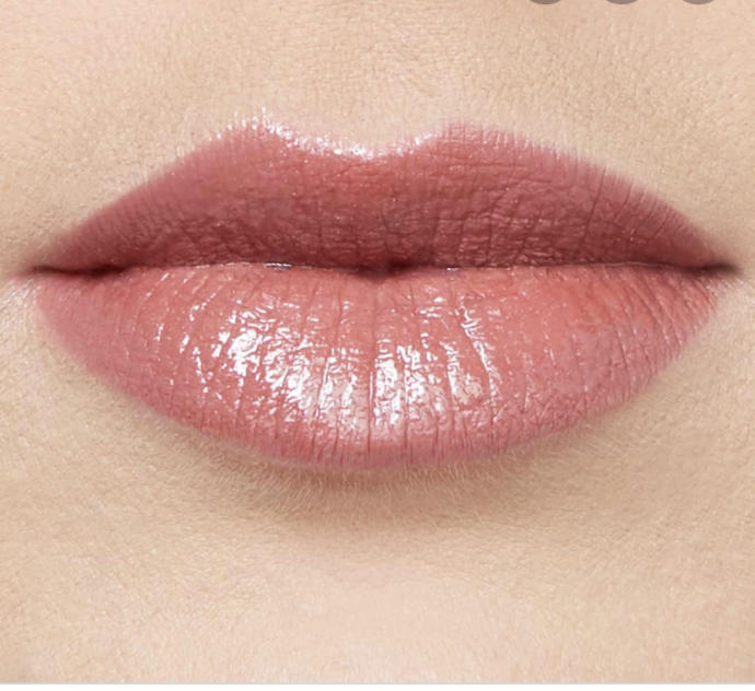 Which lipstick shade is most attractive on a woman?