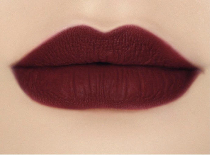 Which lipstick shade is most attractive on a woman?