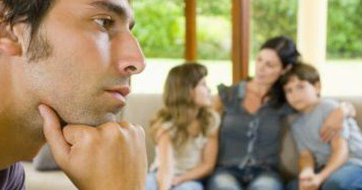 My boyfriend lives with his Ex girlfriend. What do I do? GirlsAskGuys