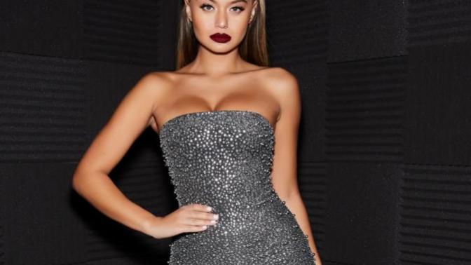 Which dress is nicer for a Christmas dinner?