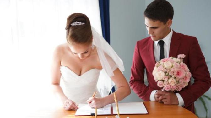 Should a woman change her last name after marriage?
