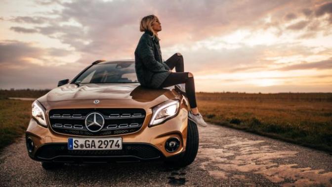 I know someone who bought a Mercedes Benz on a minimum wage salary to impress guys - is this normal? I know someone who bought a Mercedes Benz on a minimum wage salary to impress guys - is this normal?