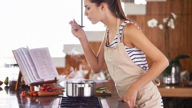 Which do you think is the best for a woman: being an independent career working woman or a traditional housewife and why? 