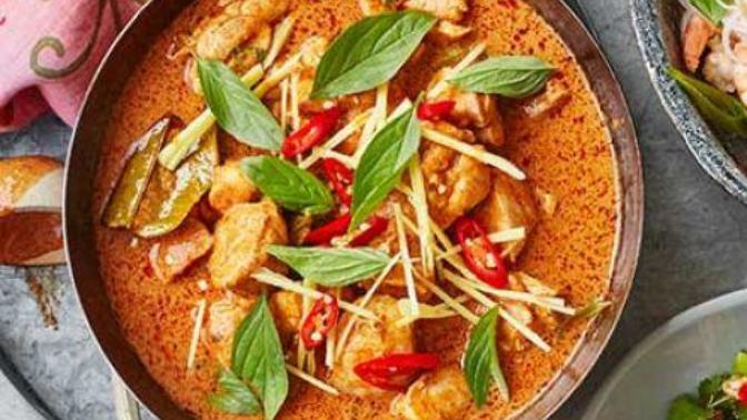What vegetables go in a Thai red curry?