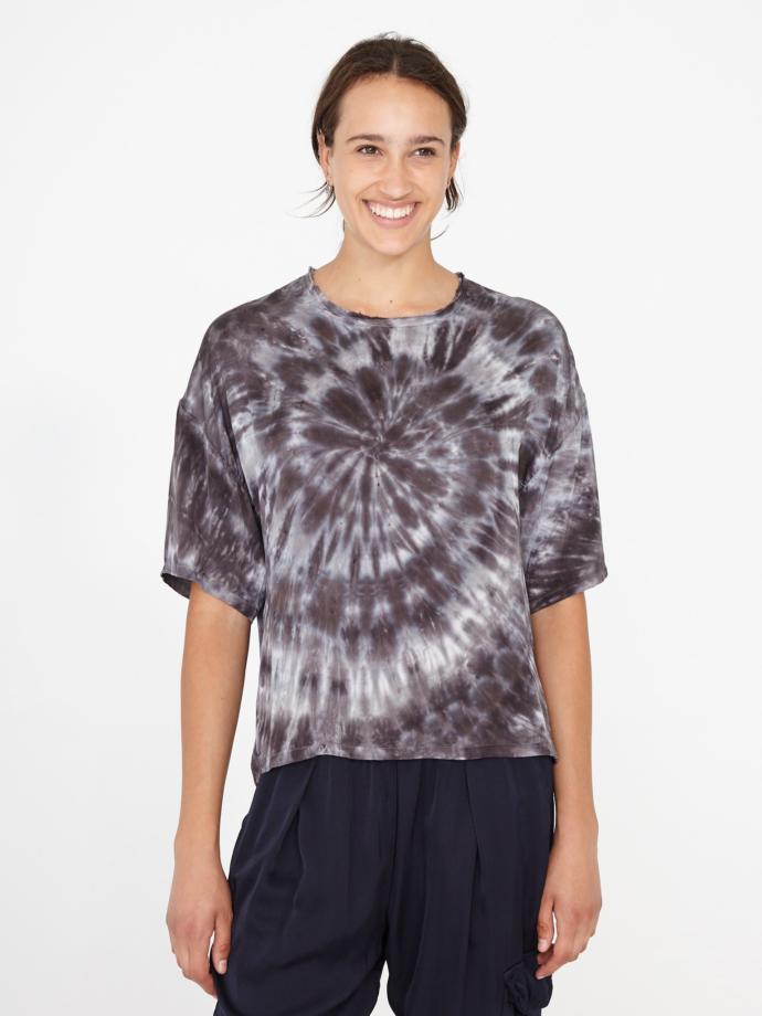 What do men think of women who enjoy wearing tie-dye tees?
