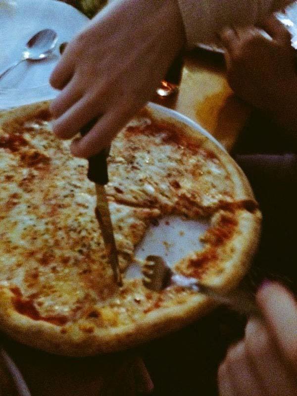 Would you feel comfortable hugging someone that eats pizza like this?