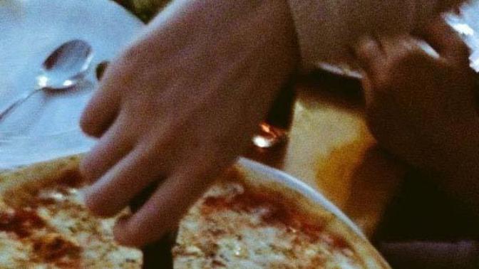Would you feel comfortable hugging someone that eats pizza like this?