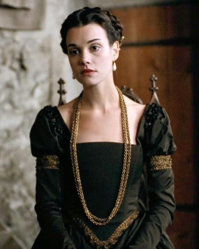 Does dark hair and pale skin not work well?