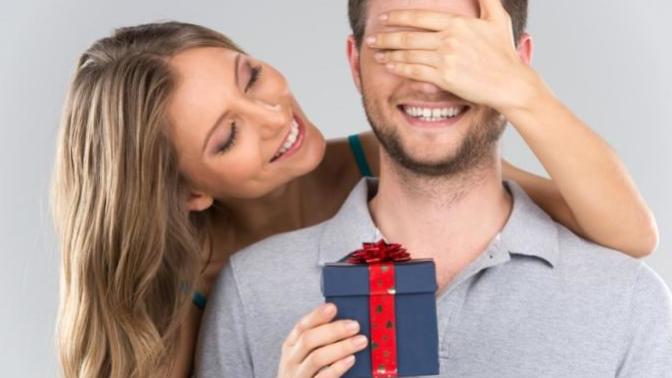 How much do you think is acceptable to spend of your partner at Christmas?