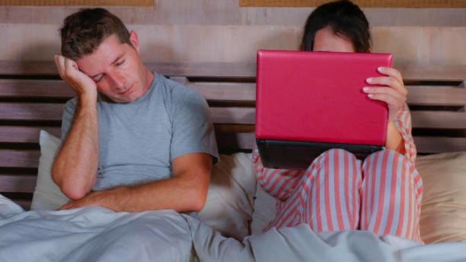 Dating for two weeks: Is she posting about us too soon on social media?