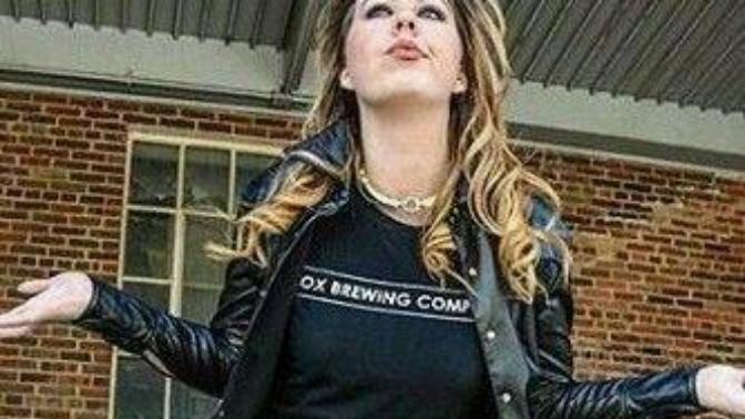 Who else agrees that women wearing leather pants are sexy?