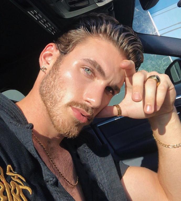 On average, are there more very attractive men or very attractive women?