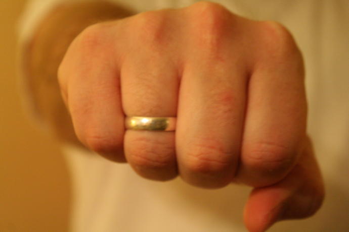 Do wedding rings make men more attractive?