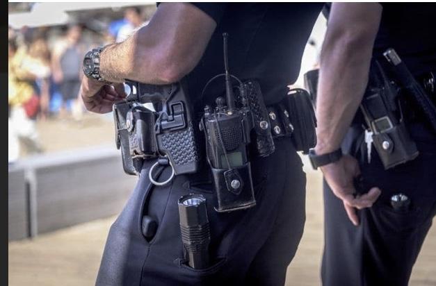 Guys, Do you like/dislike carrying things in your belt/pocket?