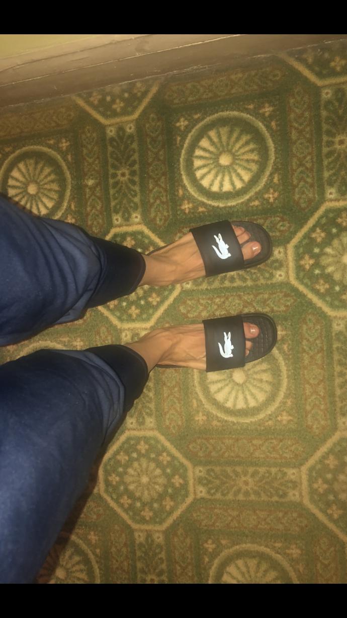 Slides: 🧦 vs. 🦶🏻?