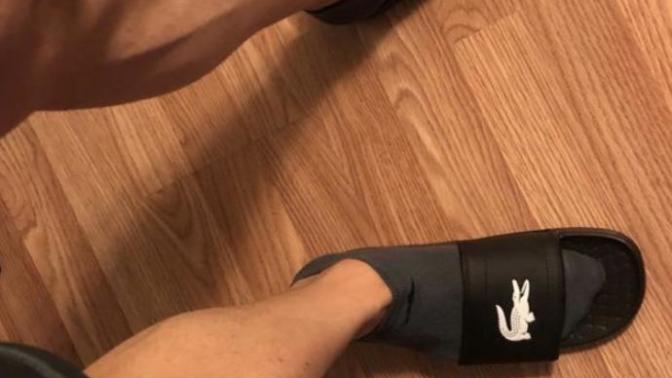 Slides: 🧦 vs. 🦶🏻?