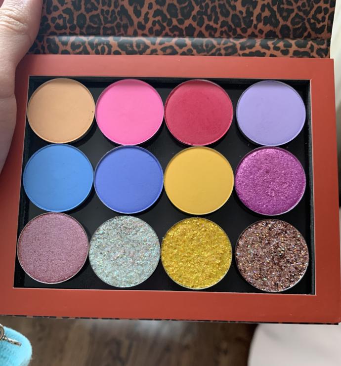 Im so happy I just got my new eyeshadow palette That I customized :) what do you think about it?