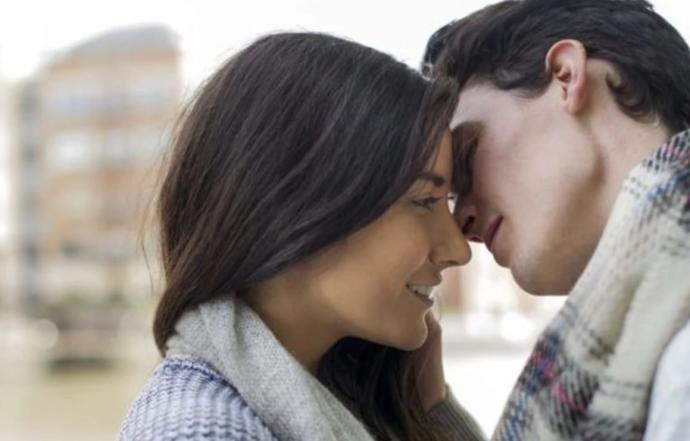 Guys, if a girl doesnt kiss you on first date, does it make you more attracted to her?