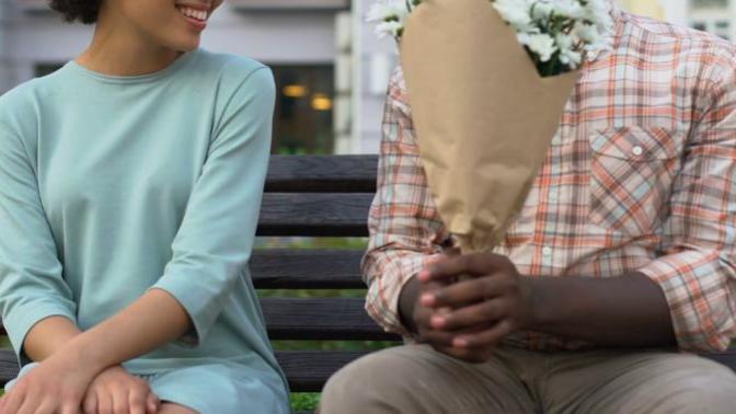 Do you think its a good idea to give a gift on a first date?
