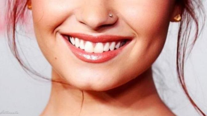 How can people with fresh body piercings keep their piercing region hydrated?