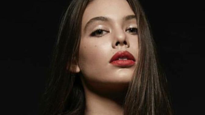 Which red lipped pretty girl is more beautiful?