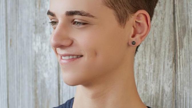 What do you think of men with simple earlobe piercing?