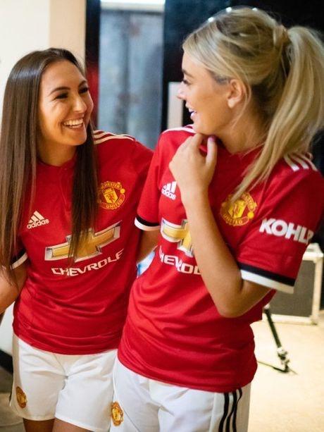 Guys, Do you find it hot when a girl wears a jersey of your favorite sports team?