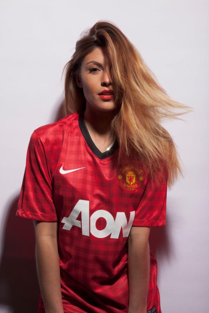 Guys, Do you find it hot when a girl wears a jersey of your favorite sports team?