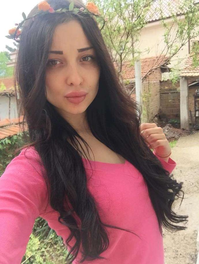 Which color top do you like better that my sister is wearing and why?