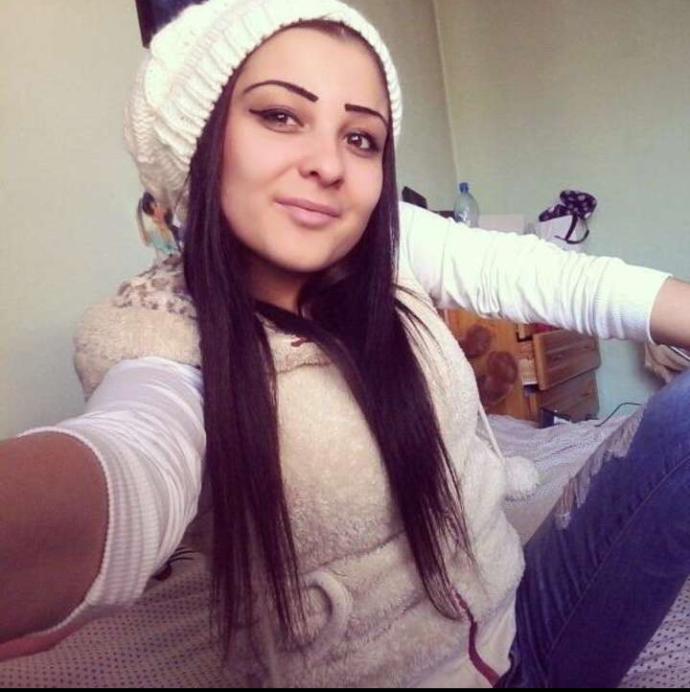 Which color top do you like better that my sister is wearing and why?