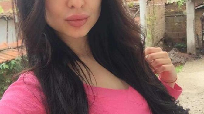 Which color top do you like better that my sister is wearing and why?