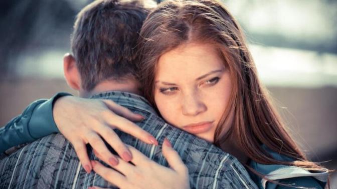 I cannot break up with my boyfriend and it destroys me. What should I do?