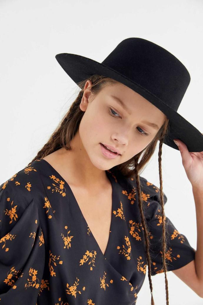Guys, what do you think of wide-brim fedoras and boater hats on girls?