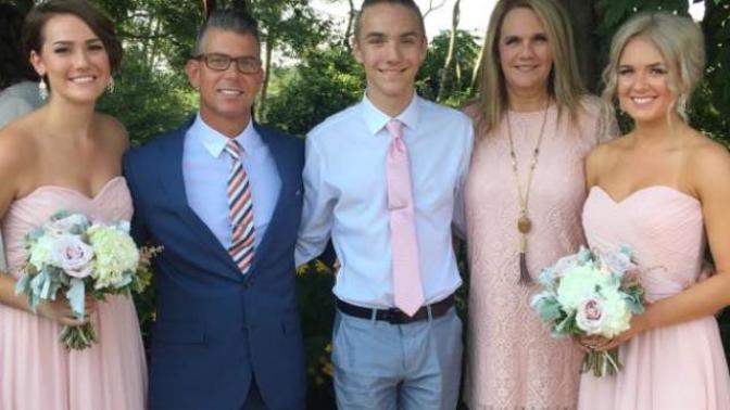Cousin’s wedding last weekend. @Wowgirl30q this picture in my pink dress is for you 💋. Is it becoming more popular to do weddings in holiday season?